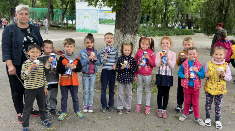 "Коровка из Кореновки" угостила детей-сирот из Донбасса мороженым