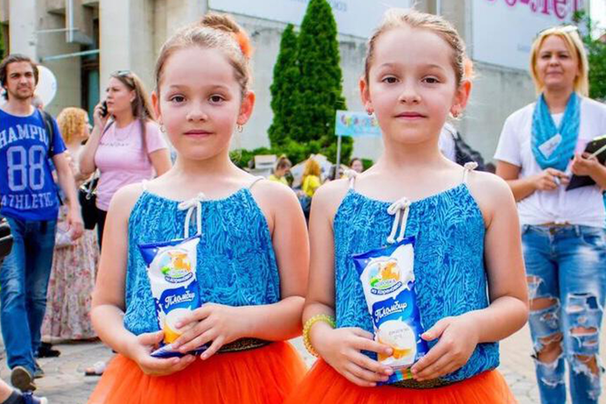 «Коровка из Кореновки» выступила сладким спонсором «Парада близнецов» в Краснодаре